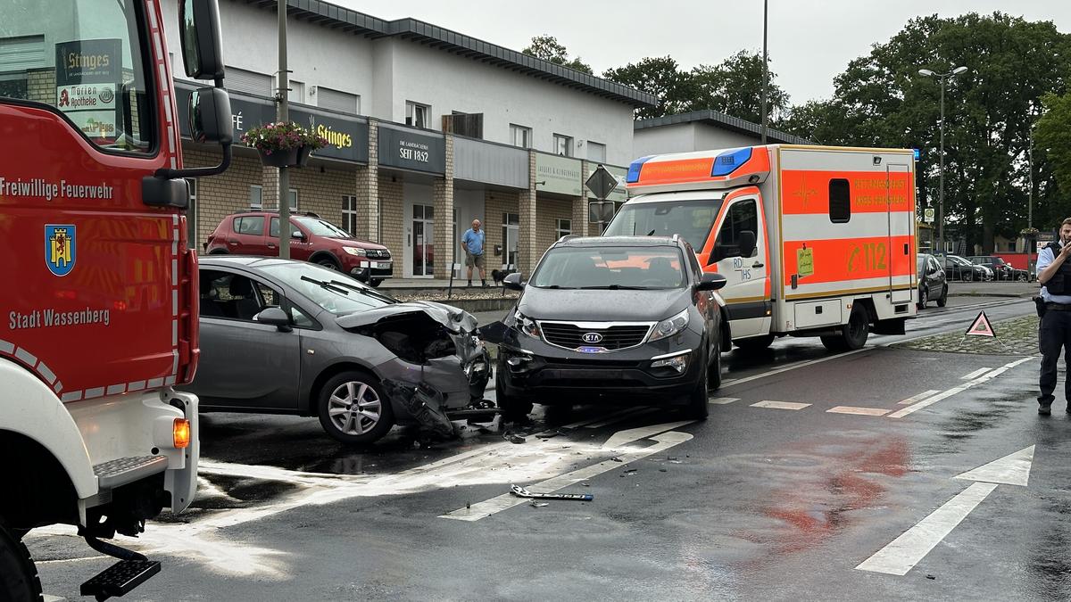 Zwei Personen Nach Unfall Auf Gladbacher Straße In Wassenberg Leicht ...